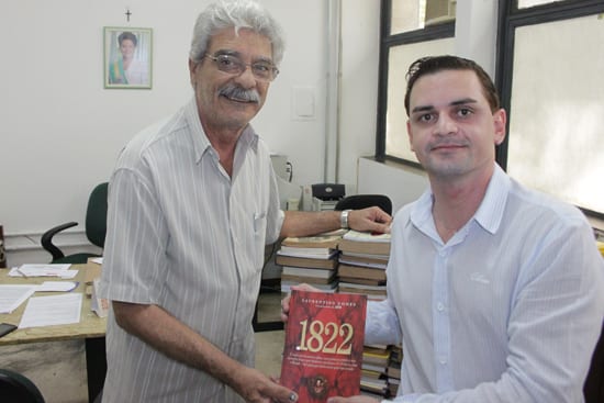 Vice-prefeito doa mais de 200 livros de acervo pessoal à Biblioteca Municipal de Monlevade