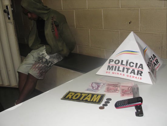 Rapaz usa faca para roubar dinheiro e celular, mas acaba preso