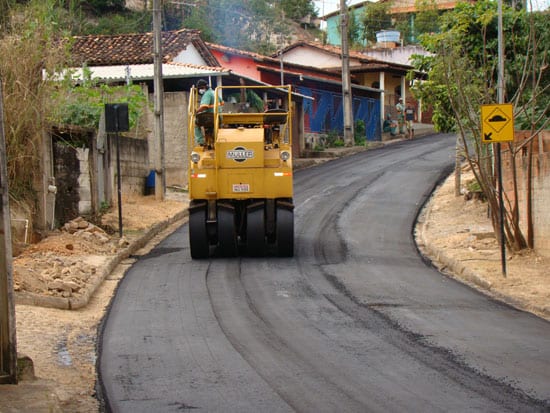 Bairros Catungui e Recreio recebem asfaltamento