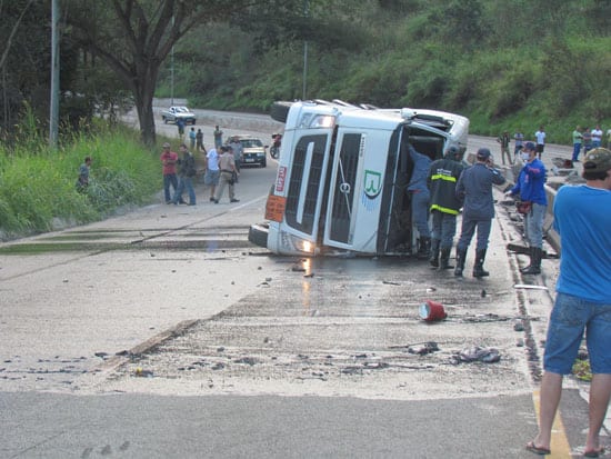 Carreta com ácido sulfúrico capota em Nova Era