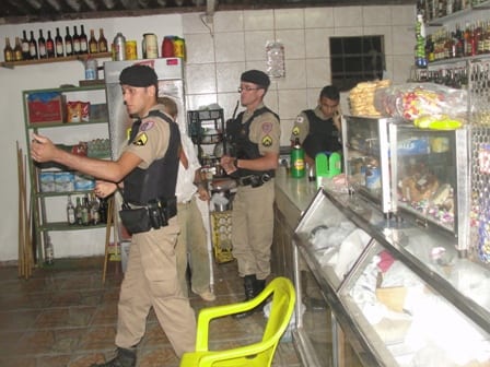 Duas pessoas são atingidas por balas perdidas no bairro Praia