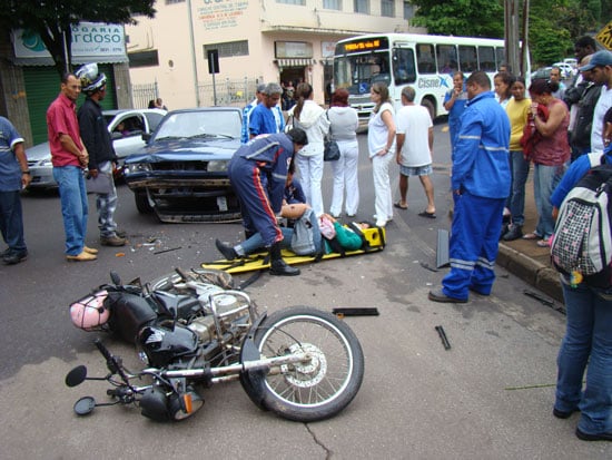 Motociclista sofre fratura no joelho ao ser atingida por Gol em Itabira