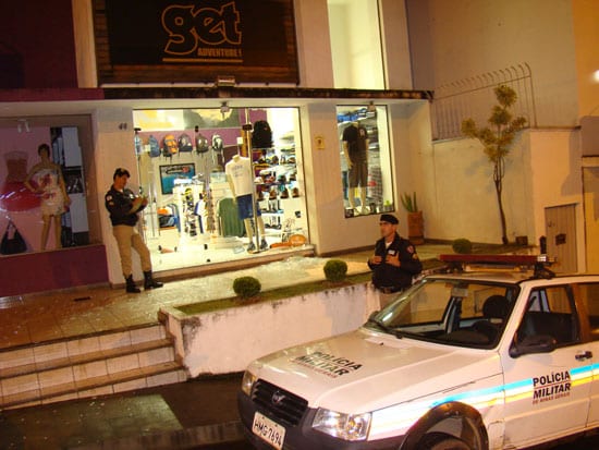 Vitrines de lojas são destruídas no centro durante a madrugada