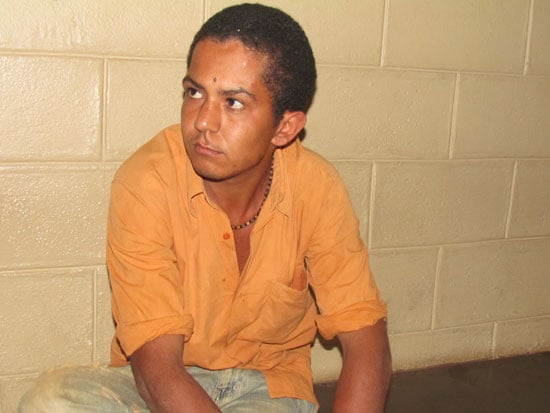 Ao ver a polícia, homem tenta esconder arma dentro de engradado de cerveja