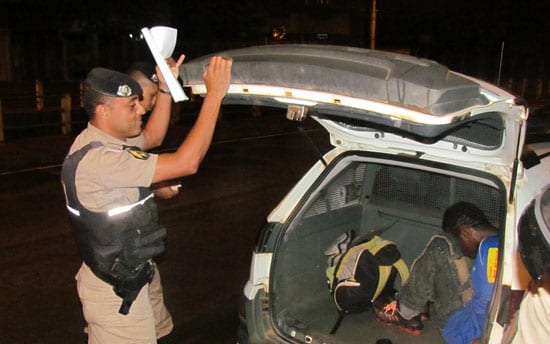 Rapaz levava cocaína nas meias e na cueca