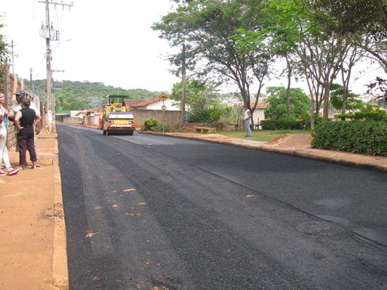 Santa Bárbara inicia asfaltamento em diversos bairros do município