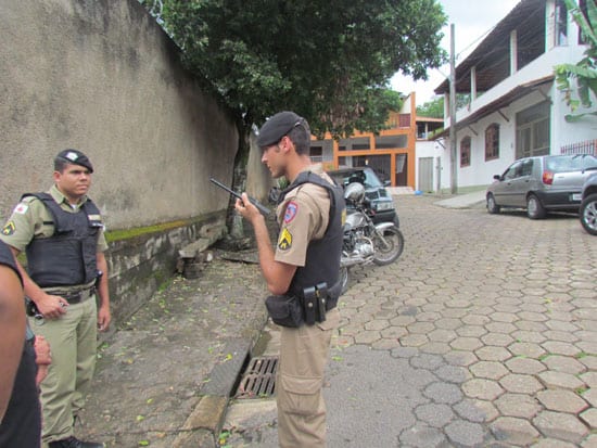 Bandidos rendem cinco reféns, roubam carro e dinheiro e fogem em alta velocidade
