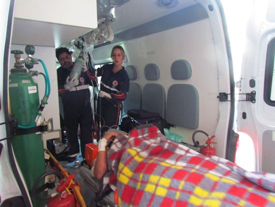 Mulher tem 80% do corpo queimado e é levada de helicóptero para BH