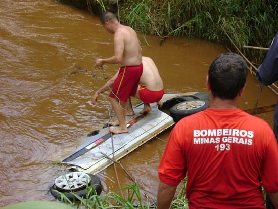 Doblò cai em rio e mulher morre afogada