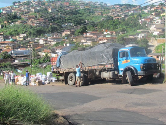 Caminhão apaga na subida, volta de ré e fica pendurado à beira de ribanceira