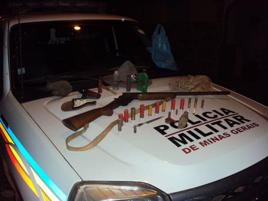 PM de ferros apreende espingarda calibre 12 usada em caça predatória