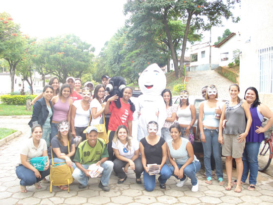 Passeata em Santa Maria de Itabira distribui preservativos e orienta sobre AIDS e Dengue
