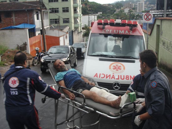 Homem cai em bueiro e fica com a perna presa
