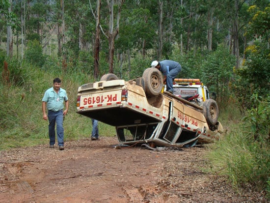 Ladrões furtam caminhonete, mas capotam antes de sair da área da Vale