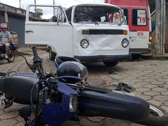 Motociclista fica preso em parabrisa de Kombi durante colisão