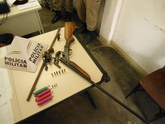 PM apreende armas de homem acusado de ameaçar o filho em Bom Jesus do Amparo