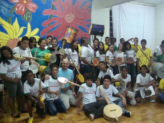Meninos de Minas recebem certificado de oficina de Instrumentos de Corda