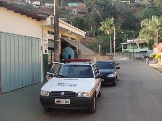Bandidos assaltam mercearia e levam R$ 10,00 do caixa e R$ 120,00 do cliente