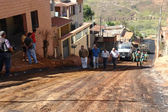 Prefeitura de Itabira começa asfaltamento da rua DW 78 do Gabiroba