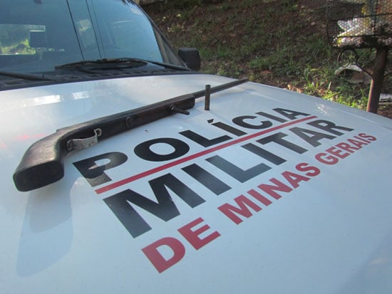 Homem corteja mulher com laranjas e mexericas e ainda atira em ex enciumado