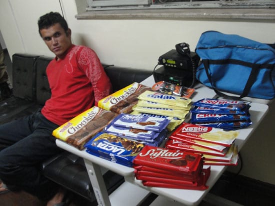 Jovem é detido por segurança furtando chocolates, biscoitos e prestobarba no Bretas