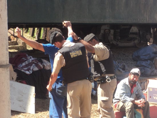 Mendigo ameaça equipe de limpeza com barra de ferro na praça da Rodoviária de Itabira