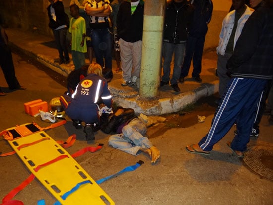 Homem com suspeita de embriaguez bate carro em motoqueiro