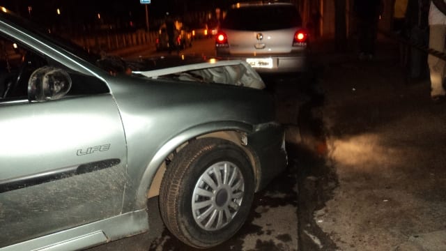 Mulher bate carro, arrasta o outro veículo e atropela três pessoas