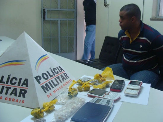 Polícia apreende 90 pedras de crack e 14 buchas de maconha no Bela Vista