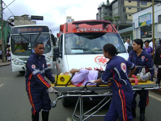 Motoqueiro atropela idosa na avenida João Pinheiro