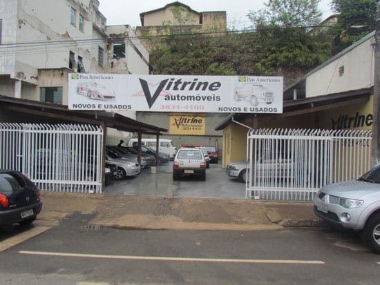 Ladrões invadem Vitrine Automóveis e furtam dois carros, cofre e computador