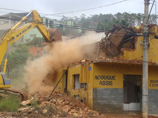 Máquina derruba açougue na rua Dona Modestina