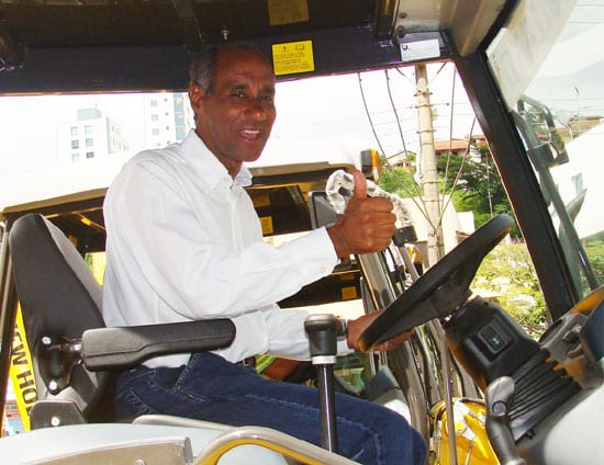 Prefeito João Izael entrega nove máquinas novas