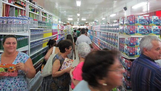 Sob aplausos, SJ Supermercados inaugura loja em Itabira