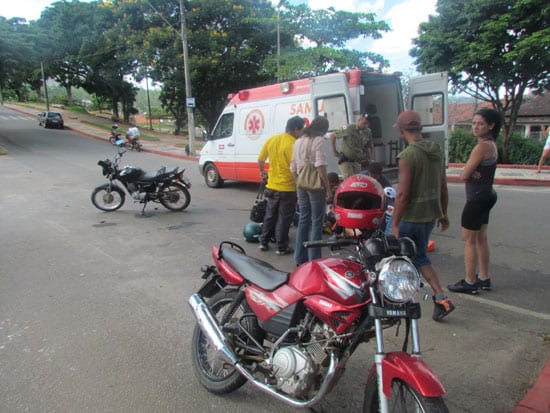 Batida entre motocicletas deixa três pessoas feridas na avenida Brasil