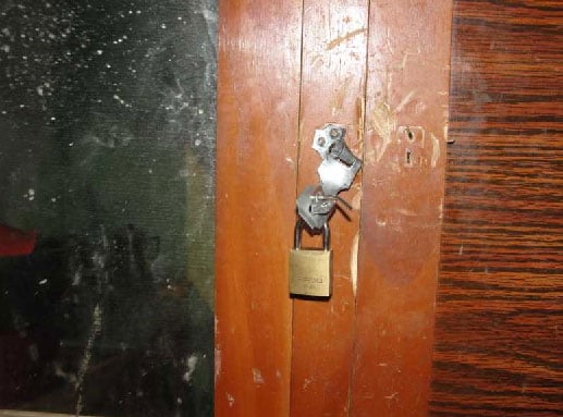 Neto aproveita que avó está no hospital e arromba sua casa