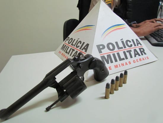 PM apreende arma e munição com adolescente no Pedreira