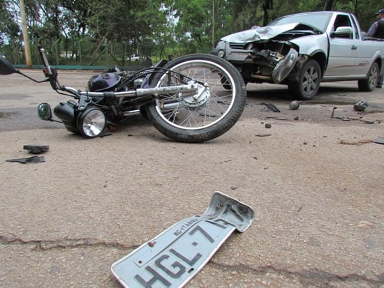 Picape e moto batem com violência em rotatória do Campestre