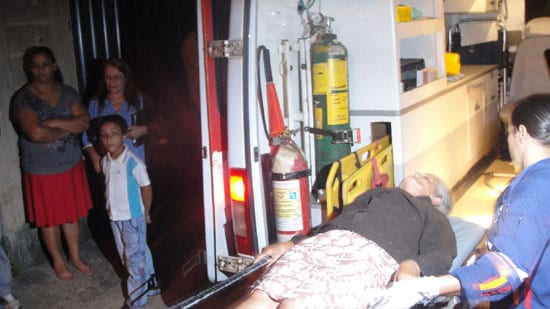 Motoqueiro atropela mãe e filha que saíam da igreja no Gabiroba