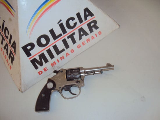 Menores são apreendidos com revólver calibre 22