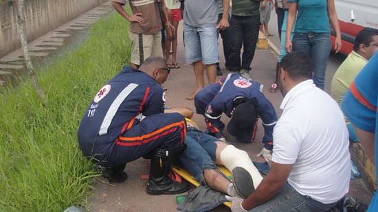 Irmãos sofrem fraturas em colisão entre moto e caminhão