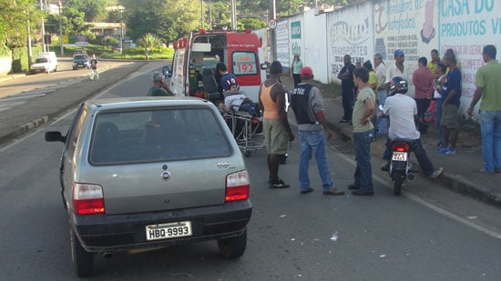 Outro acidente na avenida Cristina Gazire nesta segunda, desta vez entre Uno e moto