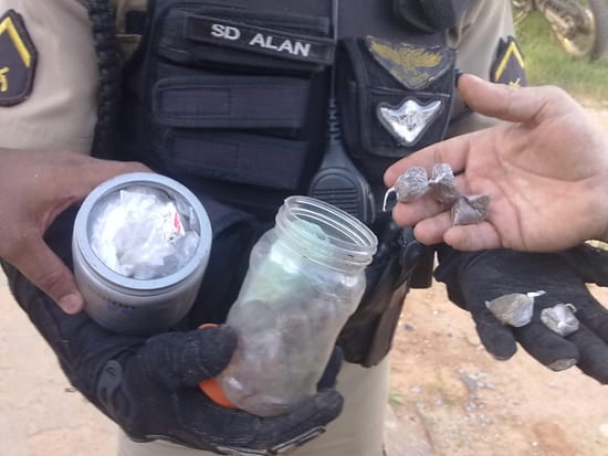 Ao verificar denúncia de disparo de arma, PM encontra drogas e prende quatro suspeitos