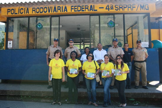 Creas Monlevade realiza panfletagem na BR-381 contra exploração sexual de crianças e adolescentes