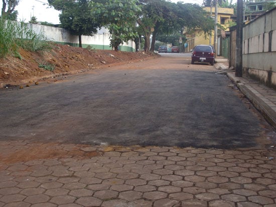Secretaria de Obras soluciona problemas de calçamento de rua na Vila Paciência