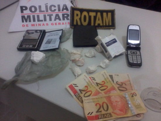 Homem é preso no Gabiroba com sete papelotes e uma pedra de cocaína