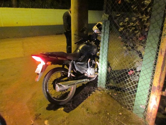 Condutor perde controle e prensa moto entre poste e cerca perto do Valério