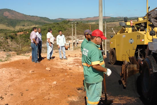 Cinco ruas do Gabiroba recebem asfalto nesta semana