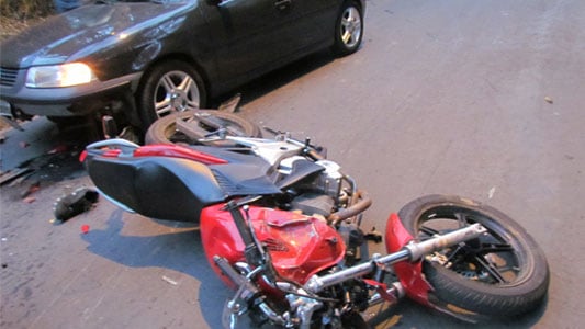 Motoqueiro fura blitz policial, foge em alta velocidade e bate em Gol