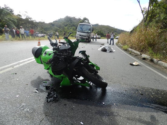 Motoqueiro morre ao bater de frente com ônibus da Prefeitura de Ferros